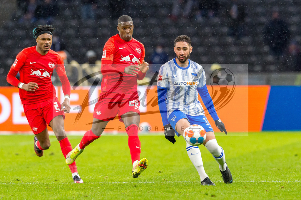 BSCRBL20220220_059 | Fussball, Herren: Nordi Mukiele (RB Leipzig) und Ishak Belfodil (Hertha BSC) im Zweikampf bei dem Spiel der 1. Bundesliga zwischen Hertha BSC und RB Leipzig im Olypiastadion am 20.02.2022 in Berlin, Deutschland.DFB / DFL REGULATIONS PROHIBIT ANY USE OF PHOTOGRAPHS AS IMAGE SEQUENCES AND/OR QUASI-VIDEO. - Realisiert mit Pictrs.com