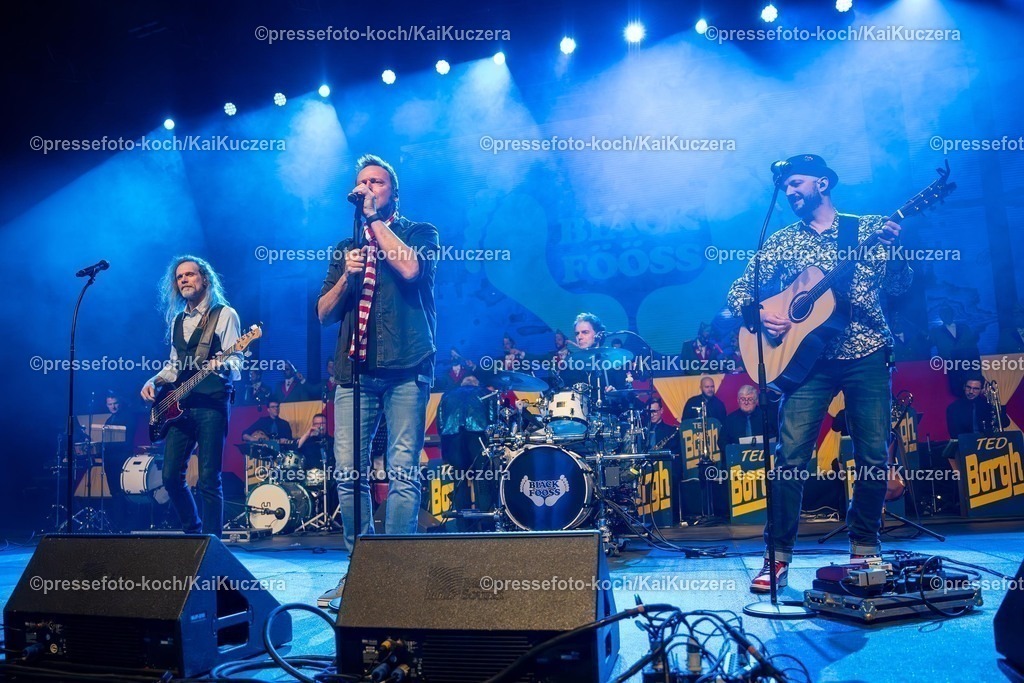 KKU25012501043 | 25.01.2025, xkkux, Düsseldorf, Karnevalsveranstaltung - Die Lachende in der Mitsubishi Electric HALLE. Die Band Black Föös performt bei ihrem Auftritt. 