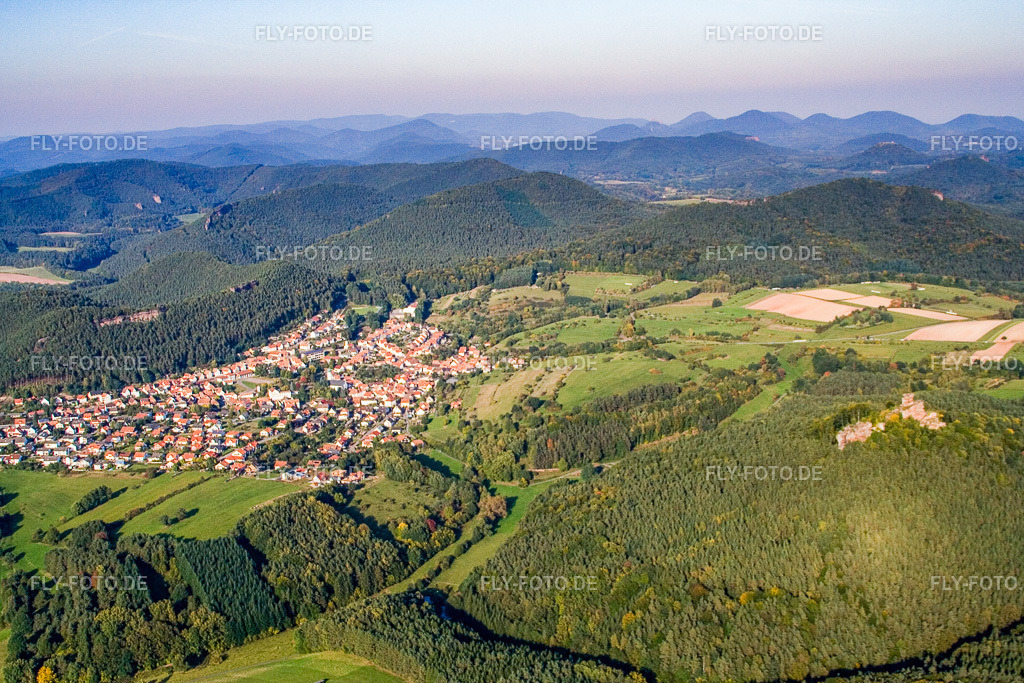Ortsansicht von Südwesten | Luftbild: Ortsansicht von Südwesten in Busenberg im Bundesland Rheinland-Pfalz in Deutschland. Foto: IMG_13641.jpg vom 28.09.2008 durch Werner Riehm/FLY-FOTO.de - Realisiert mit Pictrs.com