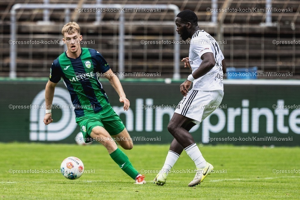 xKWI02082501049 | 02.08.2025, xkwix, Fußball, Regionalliga West, FC Gütersloh - 1. FC Bocholt, Ohlendorf Stadion im Heidewald: Luis Frieling ( FC Gütersloh #21 ) im Zweikampf gegen Jeff Mensah (1.FC Bocholt #21)