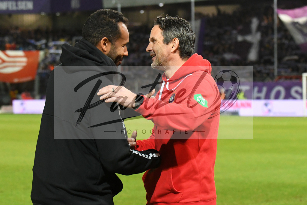 20200221_OSNAUE_0020 | Fussball, Herren: Trainer Daniel Thioune (VfL Osnabrueck) und Trainer Dirk Schuster (Erzgebirge Aue) umarmen sich bei dem Spiel der 2. Bundesliga zwischen VfL Osnabrueck und FC Erzgebirge Aue im Stadion an der Bremer Bruecke am 21.02.2020 in Osnabrueck, Deutschland.DFB / DFL REGULATIONS PROHIBIT ANY USE OF PHOTOGRAPHS AS IMAGE SEQUENCES AND/OR QUASI-VIDEO. - Realisiert mit Pictrs.com