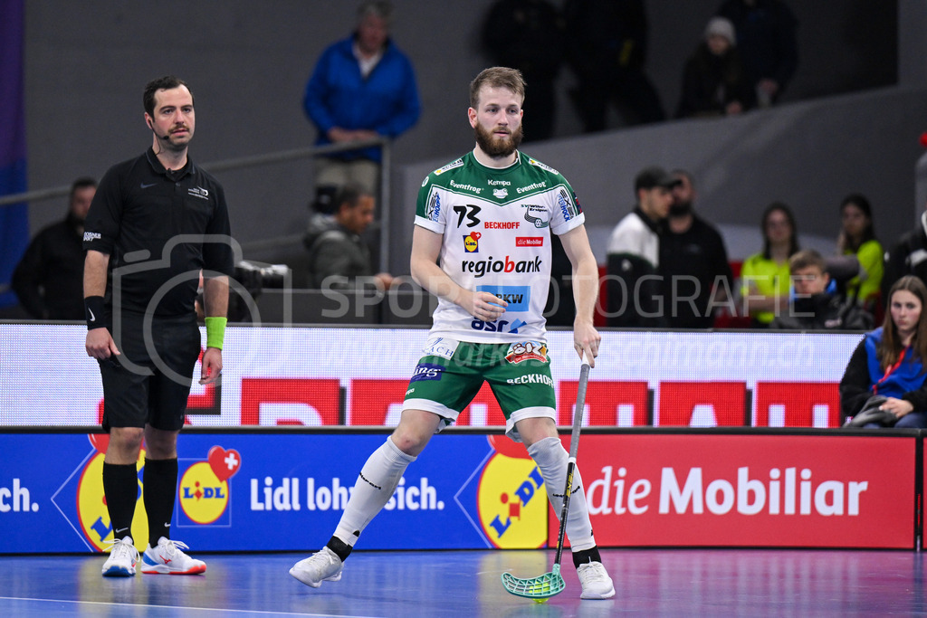 SV Wiler-Ersigen vs Floorball Köniz - 15. April 2023 | SV Wiler-Ersigen vs Floorball Köniz
Stimo Arena, Kloten
Andrin Hollenstein (#73 SV Wiler-Ersigen) und Schiedsrichter Janick Buehler.
Bild: Sportfotografie Markus Aeschimann | www.markus-aeschimann.ch - Realisiert mit Pictrs.com