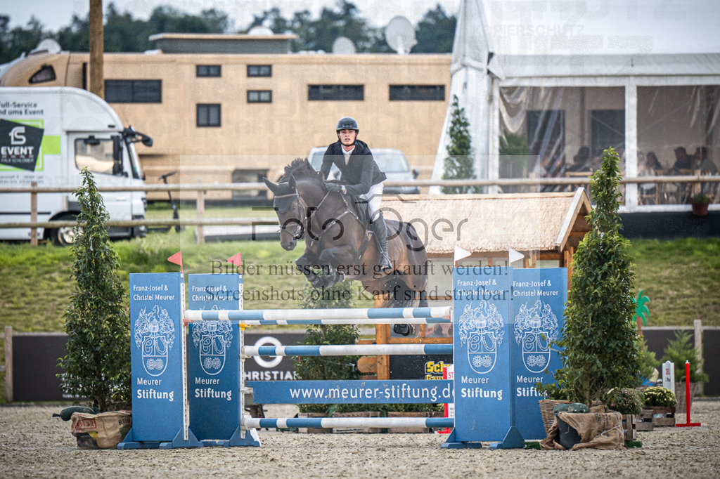 DOS_7450 | Entdecke hochwertige Reitturnierfotos von Foto Oger. Professionell, emotional und authentisch – jetzt Lieblingsmomente im Shop bestellen.Deutschlandweite Turnierfotografie. - Realisiert mit Pictrs.com