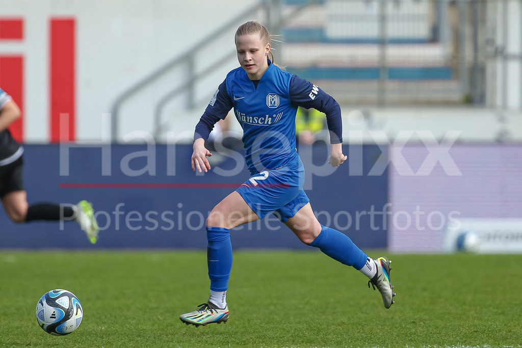 Fussball, 2. Frauen-Bundesliga, SV Meppen - FC Ingolstadt 04 | v.li.: Nina Zimmer (SV Meppen, 12) am Ball, Einzelbild, Ganzkörper, Aktion, Action, Spielszene, DIE DFB-RICHTLINIEN UNTERSAGEN JEGLICHE NUTZUNG VON FOTOS ALS SEQUENZBILDER UND/ODER VIDEOÄHNLICHE FOTOSTRECKEN. DFB REGULATIONS PROHIBIT ANY USE OF PHOTOGRAPHS AS IMAGE SEQUENCES AND/OR QUASI-VIDEO.