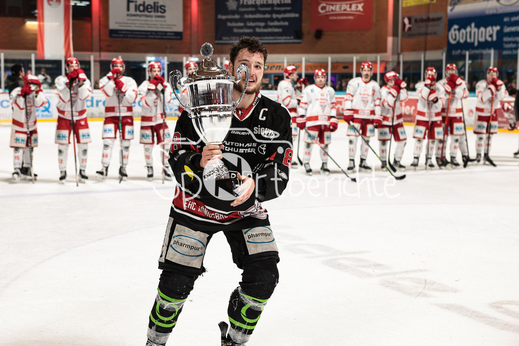 EHC Königsbrunn - TEV Miesbach | Tim BULLNHEIMER (EHC #8) bei der Pokaluebergabe nach der Partie / Grenzenloer Jubel beim EHC Koenigsbrunn nach dem Gewinn der Bayerliga Meisterschaft im Spiel 3 der Playoffserie gegen den TEV Miesbach / Jubel / Freude / Siegerfoto