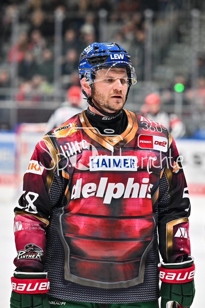 Augsburger Panther - Dresdner Eislöwen | AUGSBURG, DEUTSCHLAND - 06. MÄRZ: im Maximilian RENNER (Augsburger Panther 58)  Einzelfoto / Freisteller während dem Match zwischen den Augsburger Panthern und den Dresdner Eislöwen am 49. Spieltag der Penny DEL im Curt Frenzel Stadion