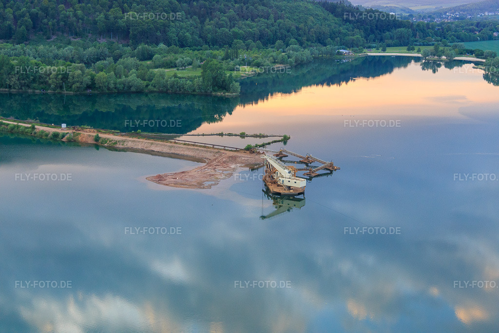 Luftbild: Schwimmbagger der Durant-Weserkieswerk GmbH in Höxter im Bundesland Nordrhein-Westfalen in Deutschland. Foto: IMG_079624.jpg vom 24.05.2015 durch Werner Riehm/FLY-FOTO.deUnternehmen&nbsp;|| Durant Weserkies