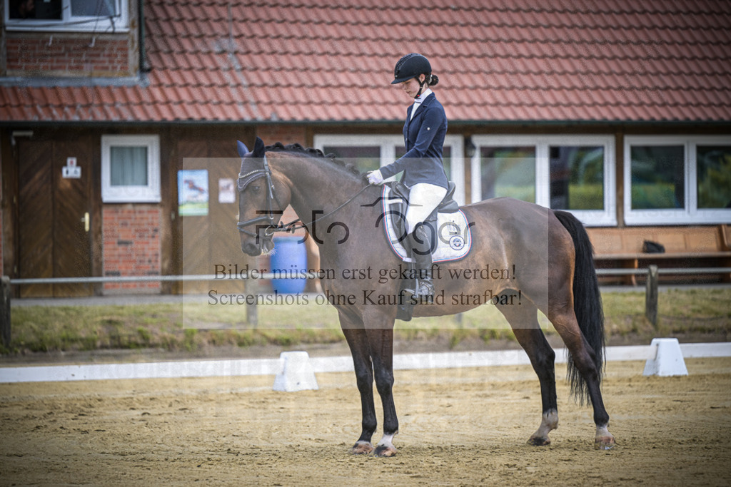 DOS_6821 | Entdecke hochwertige Reitturnierfotos von Foto Oger. Professionell, emotional und authentisch – jetzt Lieblingsmomente im Shop bestellen.Deutschlandweite Turnierfotografie. - Realisiert mit Pictrs.com