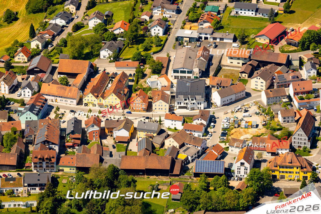 Das Luftbild zeigt : Altstadt historische Gebäude Stamsried - Die Luftaufnahme wurde 2024 vom UL-Flugzeug aus erstellt ( keine Drohne ) - Hochauflösende Luftaufnahme - Für grossformatige Ausdrucke geeignet. Die Geschenkidee !Mit Lizenz und Bildrechte bestellbar