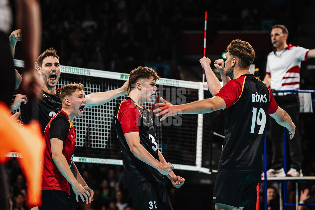 Volleyball | Männer | Testspiel | Deutschland vs. Italien | 26.05.2025 | Deutschland jubelt, v.l. Simon Torwie (#33, Deutschland) Leonard Graven (#2, Deutschland) Theo Mohwinkel (#32, Deutschland) und Erik Röhrs (#19, Deutschland)