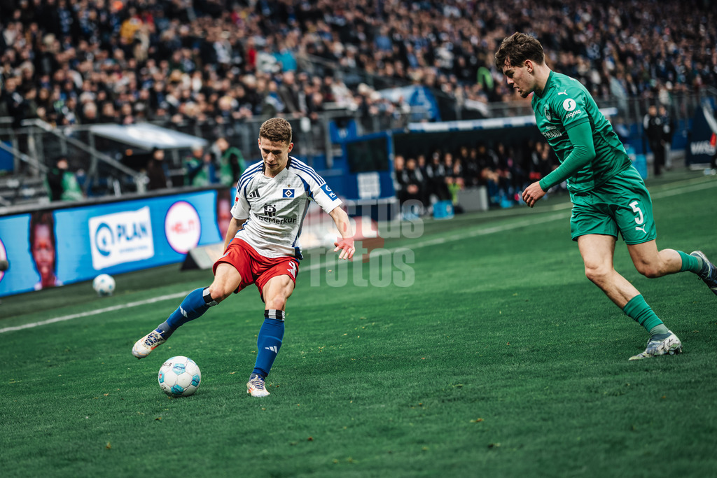 Fußball | Männer | Saison 2024/2025 | 2. Fußball-Bundesliga | 17. Spieltag | Hamburger SV vs. SpVgg Greuther Fürth | 21.12.2024 | Anssi Suhonen (#36, HSV) am Ball