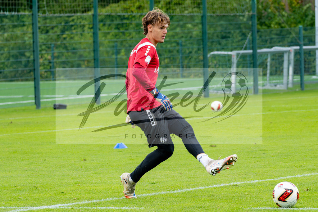 20260909_TRAOSN_0262 | Fußball, Herren: Torhüter Lowe Bjerlestam (VfL Osnabrück) in Aktion, am Ball, Einzelaktion beim Training des VfL Osnabrück am 09.09.2026 im Sportpark Illoshöhe in Osnabrück, Deutschland.(Foto von Nico Paetzel) - Realisiert mit Pictrs.com
