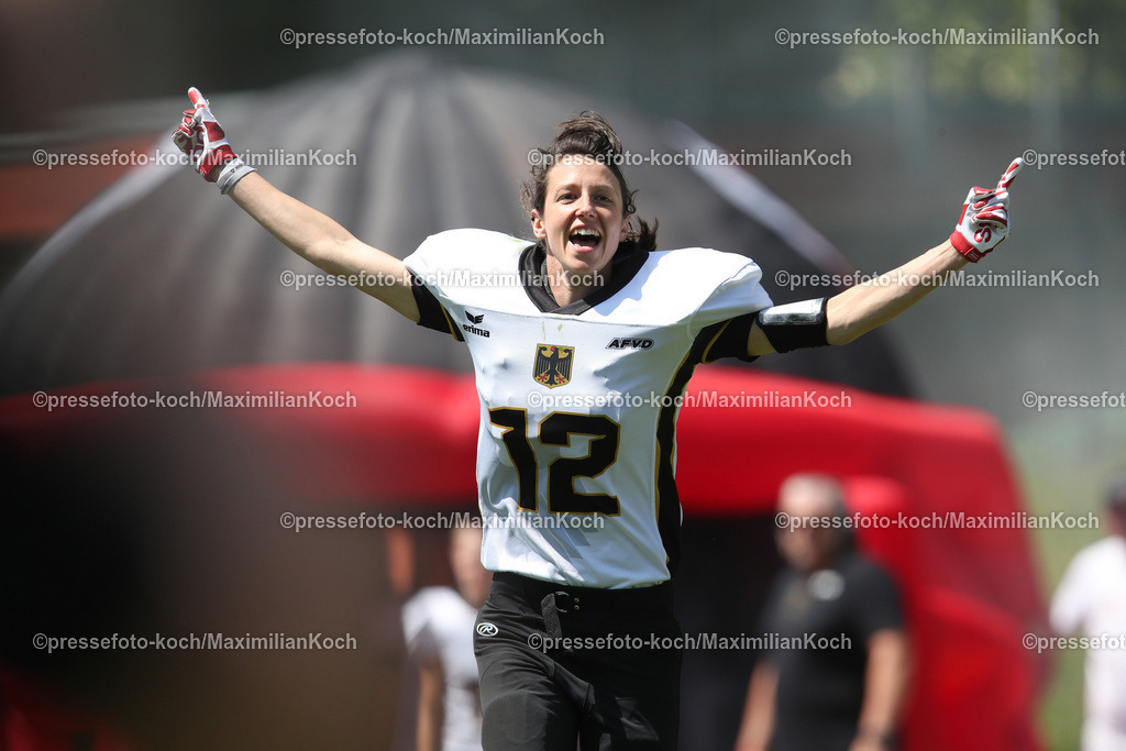 SolingenAF28052301008 | 28.05.2023, Frauen Länderspiel American Football, Solingen, Jahnkampfbahn Walder Stadion, Europameisterschaft Länderspielserie, Nationalmannschaft Deutschland (GER) - Großbritanien (GB): Die deutsche Anja Treiber 12 (GER) betritt das Spielfeld