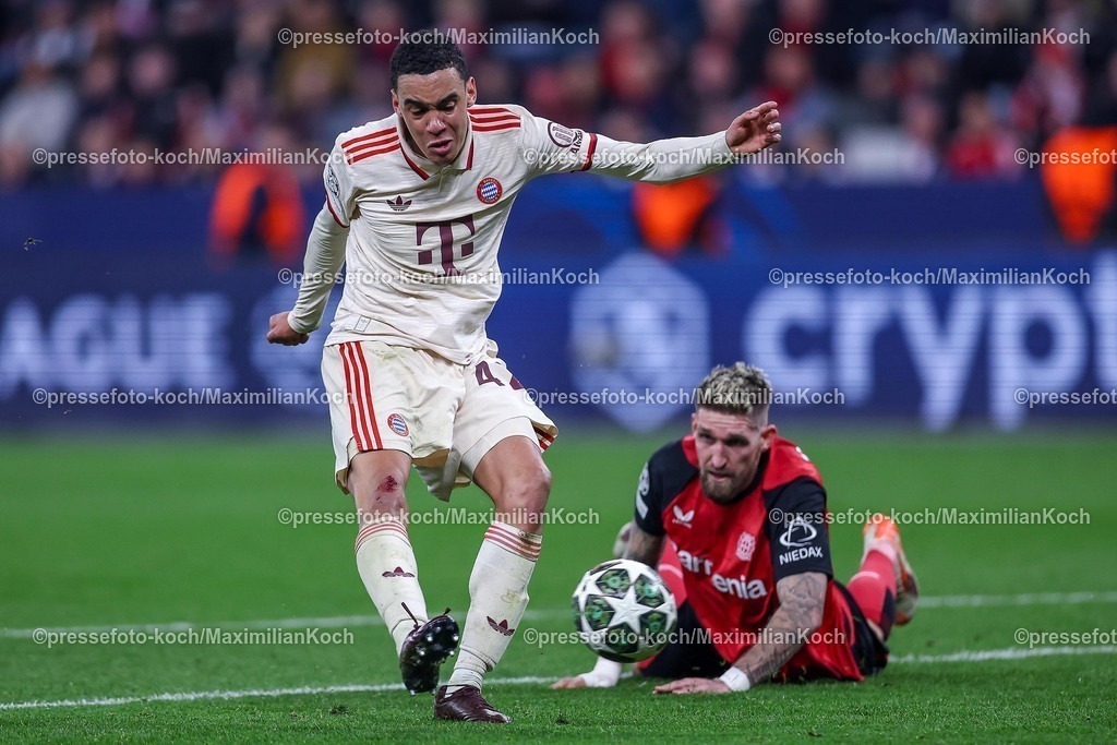 UCL11032502509 | 11.03.2025, Fußball, UEFA Champions League, Bayer 04 Leverkusen - FC Bayern München, Achtelfinale Rückspiel, BayArena, Saison 2024 2025: Jamal Musiala (FC Bayern #42) im Zweikampf gegen Robert Andrich (Bayer04 Leverkusen #8)DFB regulations prohibit any use of photographs as image sequences and or quasi-video.