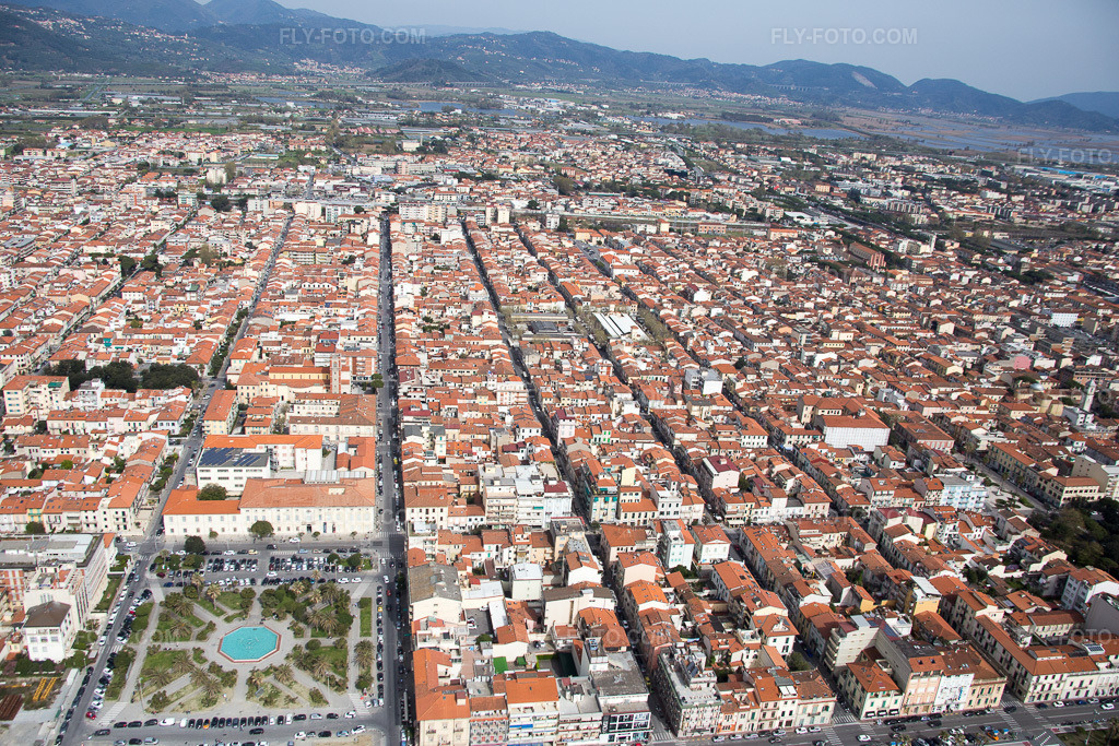 Aerial view: View of the town in Viareggio in the state Lucca, Italy. – Photo: IMG_086904.jpg taken on 04/03/2016 by Werner Riehm/FLY-FOTO.com – Resolution of the original: 5472 x 3648 px