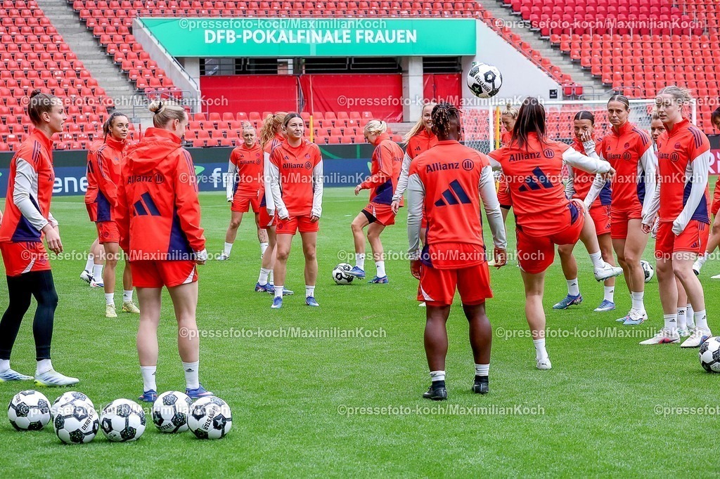 xsscx13052601042 | 2026.05.13, xsscx, Fußball, Training vor dem Finale DFB-Pokal Frauen, VfL Wolfsburg -  FC Bayern München, Saison 2025 2026, Rhein-Energie-Stadion in Köln: Die Mannschaft von Bayern München beim Abschlusstraining DFB regulations prohibit any use of photographs as image sequences and or quasi-video. Photo: xSandraxScherningxPressefotoKochx