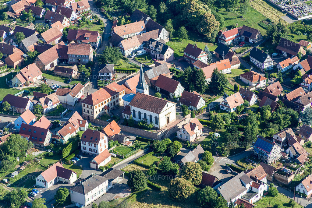 Vue aérienne: Église au centre du village à Lampertsloch dans le département Bas Rhin, France. Photo: IMG_082972.jpg prise le 26/06/2015 par Werner Riehm/FLY-FOTO.eu – Résolution de l'original: 5472 x 3648 px