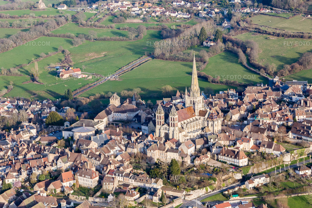 Aerial view: (Burgundy) in Autun in the state Saone et Loire, France. – Photo: IMG_105487.jpg taken on 04/01/2018 by Werner Riehm/FLY-FOTO.com – Resolution of the original: 5167 x 3445 px