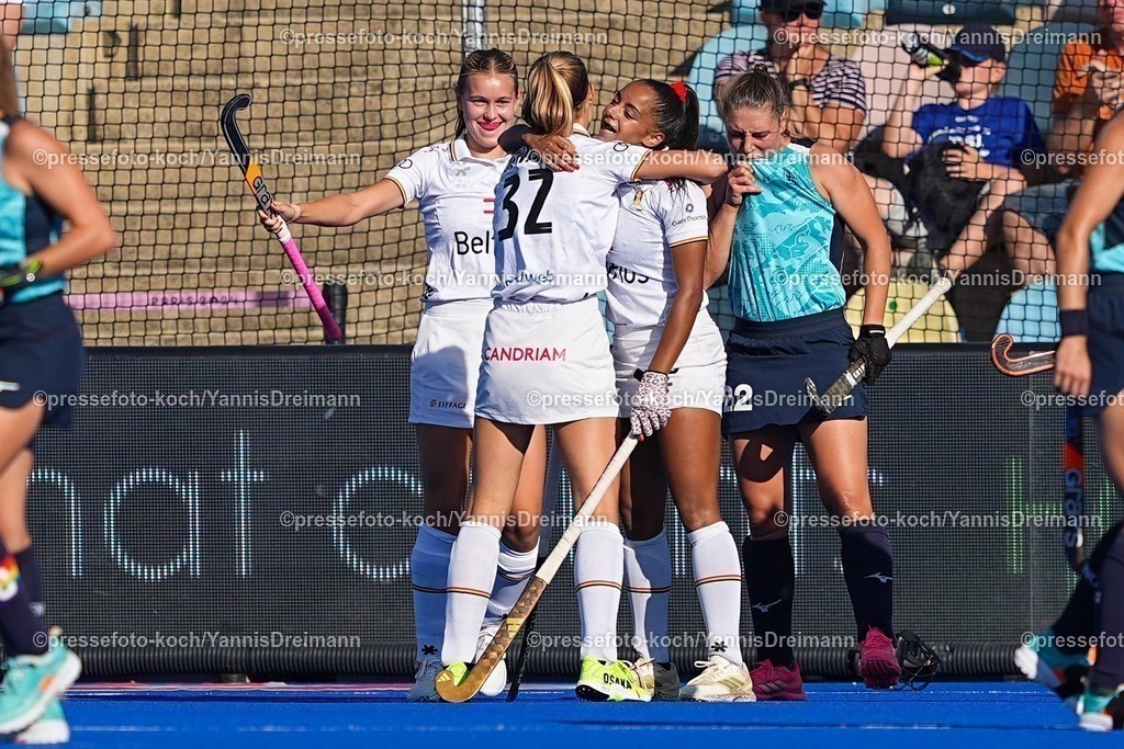 xydrx11082502030 | 11.08.2025, xydrx, Frauen EuroHockey Championship 2025, Gruppenphase, Gruppe B, England - Belgien, Sparkassenpark Mönchengladbach: Torjubel nach dem Tor zum 1:0 für die Belgische Feldhockey Nationalmannschaft durch Torschütze Louise Dewaet (BEL #32) zusammen mit Delphine Marien (BEL #4)