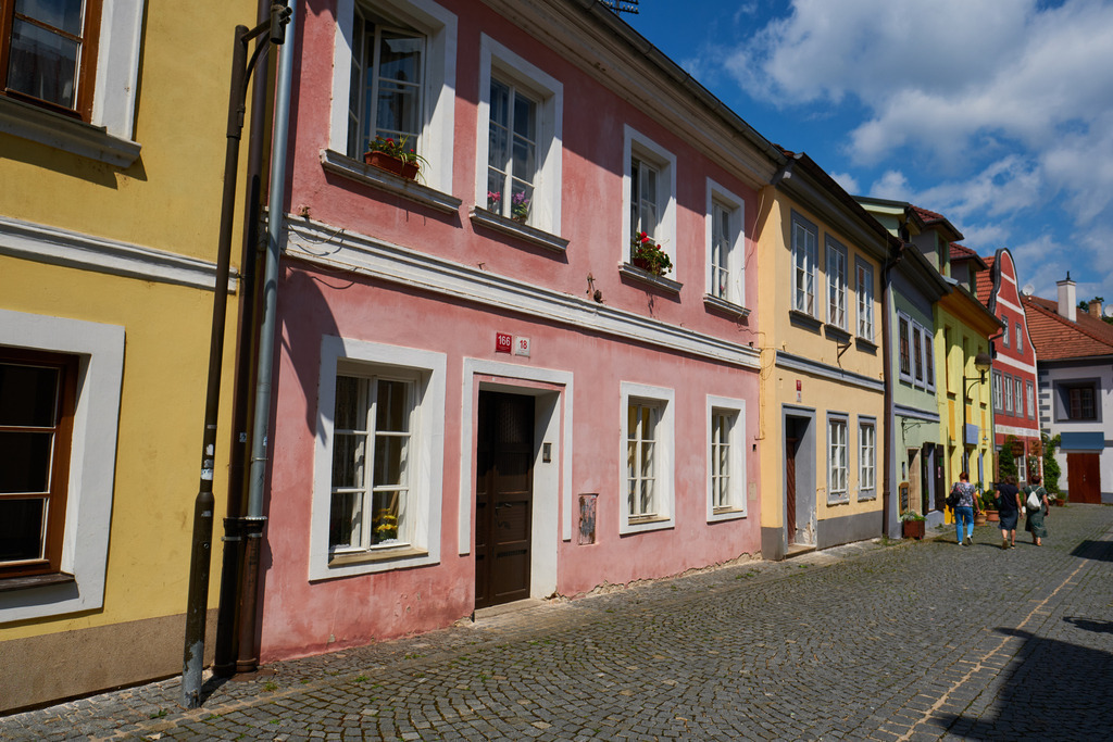 Renovierte Hauszeile in der Gasse Panska | Budweis, Tschechoslowakei - June 16, 2022: Renovierte Hauszeile in der Gasse Panska - Realisiert mit Pictrs.com