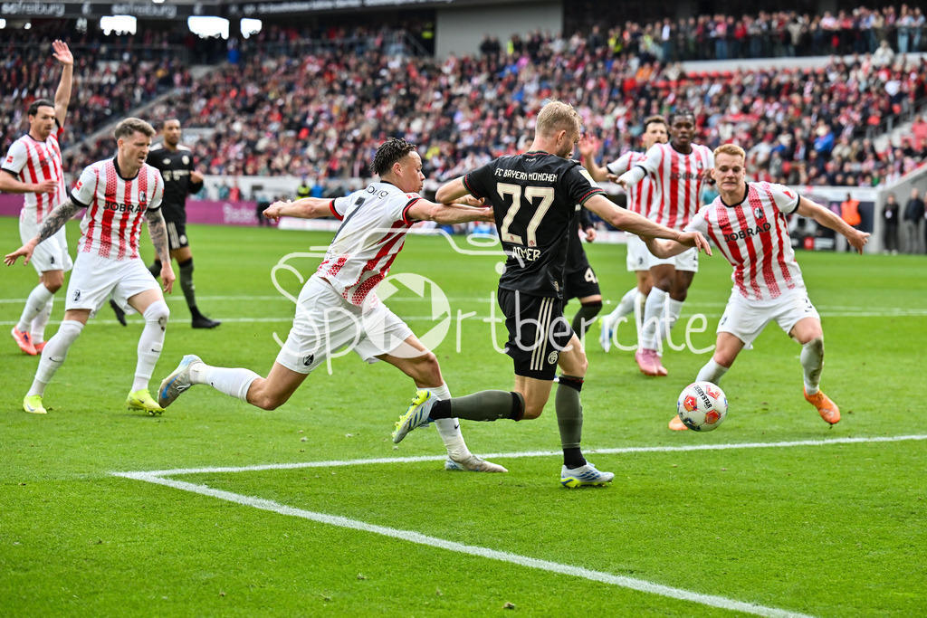 SC Freiburg - FC Bayern München | FREIBURG, GERMANY - 04. APRIL: im Duell Derry Lionel SCHERHANT (SC Freiburg 7) und Konrad LAIMER (FC Bayern Munich 27) während dem Bundesligamatch zwischen dem SC Freiburg und dem FC Bayern München am 28. Spieltag im Europa-Park Stadion / DFL REGULATIONS PROHIBIT ANY USE OF PHOTOGRAPHS AS IMAGE SEQUENCES AND/OR QUASI-VIDEO