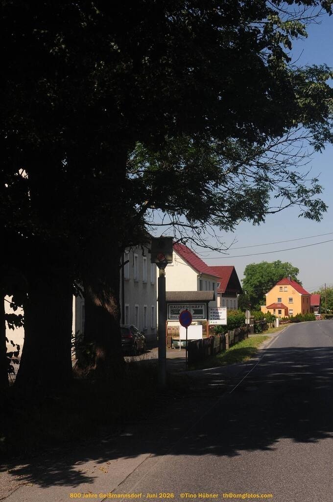 Geißmannsdorf-2026-Ortsbilder-021 | Geißmannsdorf bei Bischofswerda im Sommer 2026. Ein fotografischer Streifzug durch das Dorf Geißmannsdorf, mit Gebäuden, Straßen, Strohpuppen und geschmückten Vorgärten und Grundstücken anlässlich der 800-Jahr-Feier von Geißmannsdorf im Juni 2026 - Realisiert mit Pictrs.com