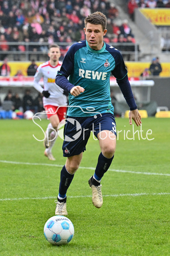 SSV Jahn Regensburg - 1. FC Köln | am Ball Dominique HEINTZ (1. FC Koeln 3) / Freisteller / Einzelfoto / 2. Bundesliga: SSV Jahn Regensburg - 1. FC Koen, Jahnstadion am 08.12.2024