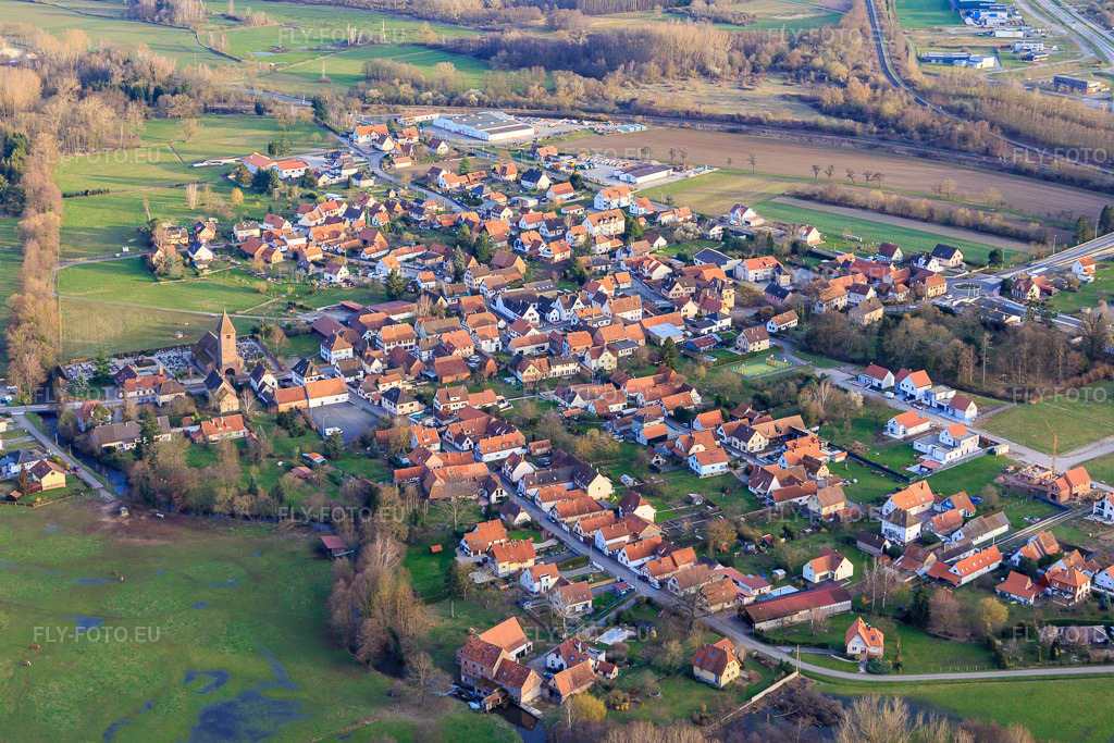 Vue aérienne: Vue de la ville depuis le nord-ouest à le quartier Altenstadt in Wissembourg dans le département Bas Rhin, France – .Photo: IMG_126159.jpg prise le 20/03/2021 par Werner Riehm/FLY-FOTO.eu – Résolution de l'original: 5472 x 3648 px