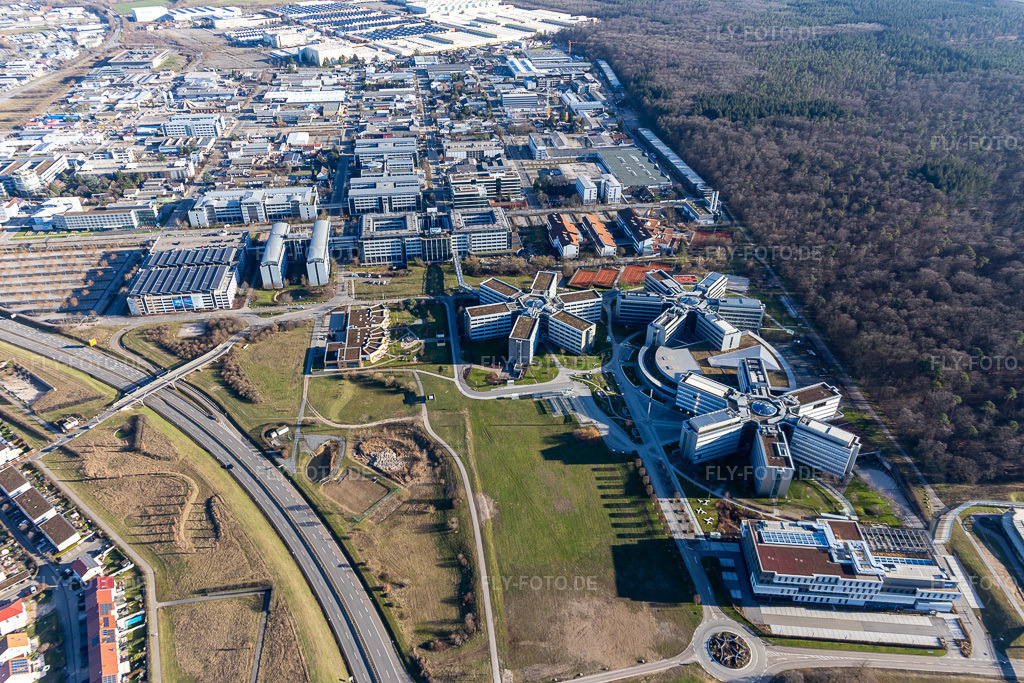 Luftbild: Sternförmige Büro- und Geschäftshäuser der SAP Deutschland SE & Co. KG am Waldrand. in Walldorf im Bundesland Baden-Württemberg in Deutschland. Foto: IMG_125578.jpg vom 21.02.2021 durch Werner Riehm/FLY-FOTO.de