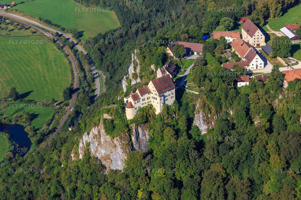 Luftbild: Schloss Werenwag (Langenbrunn) am Schreyfels Kletterfelsen über der Donau im Ortsteil Hausen im Tal in Beuron im Bundesland Baden-Württemberg in Deutschland. Foto: IMG_094228.jpg vom 27.08.2016 durch Werner Riehm/FLY-FOTO.deSCHLOESSER-BAWUE.DE.TL