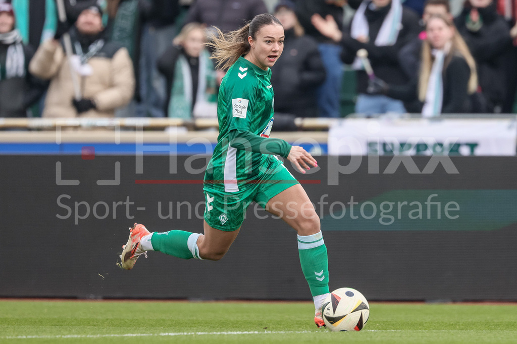 Fussball, Google Pixel Frauen-Bundesliga, SV Werder Bremen - RB Leipzig | v.li.: Maja Sternad (SV Werder Bremen, 11) am Ball, Freisteller, Einzelbild, Ganzkörper, Aktion, Action, Spielszene, DIE DFB-RICHTLINIEN UNTERSAGEN JEGLICHE NUTZUNG VON FOTOS ALS SEQUENZBILDER UND/ODER VIDEOÄHNLICHE FOTOSTRECKEN. DFB REGULATIONS PROHIBIT ANY USE OF PHOTOGRAPHS AS IMAGE SEQUENCES AND/OR QUASI-VIDEO.