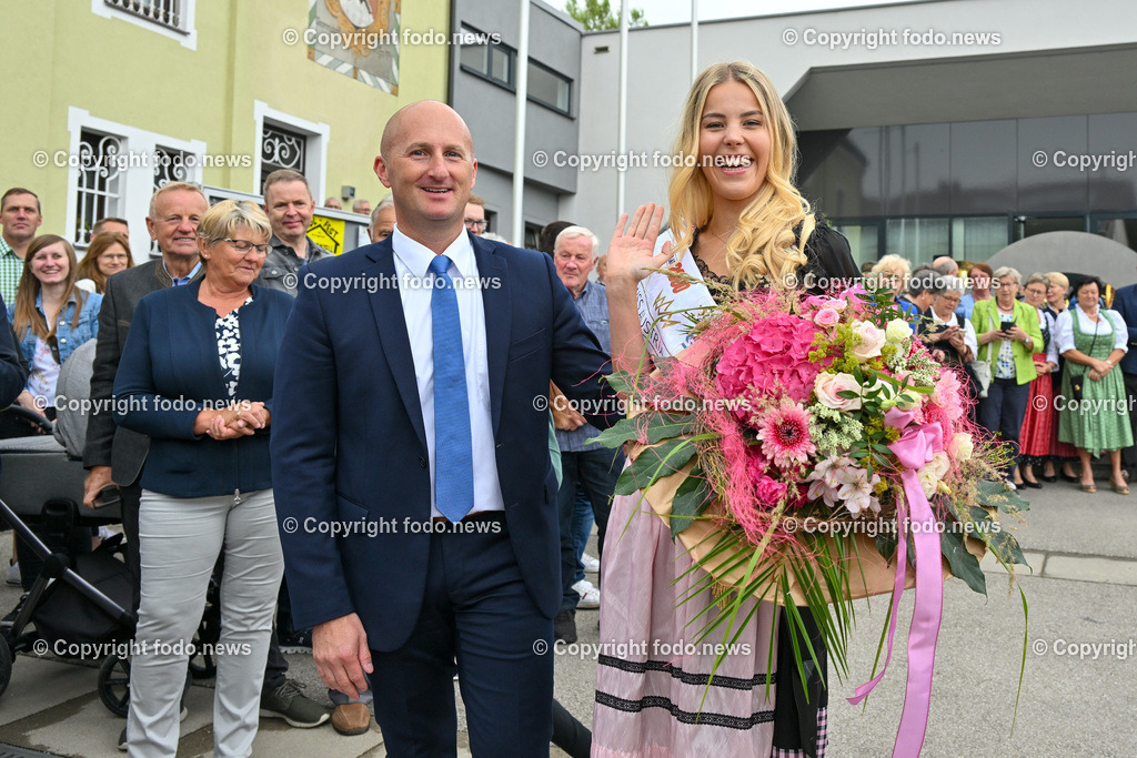 Hohenzell_ Empfang Miss Austria 2023_ Valentina Bleckenwegner_ 02.07.2023-12 | 02.07.2023, Hohenzell, AUT, Empfang Miss Austria 2023, Valentina Bleckenwegner, im Bild Valentina wird von Bgm. Thomas Priewasser empfangen und begruesst