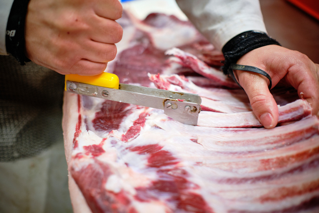 Thum Schinken | WIen, Austria - November 11, 2019: Thum Schinken; zerlegen der angelieferten Fleischteile. - Realisiert mit Pictrs.com