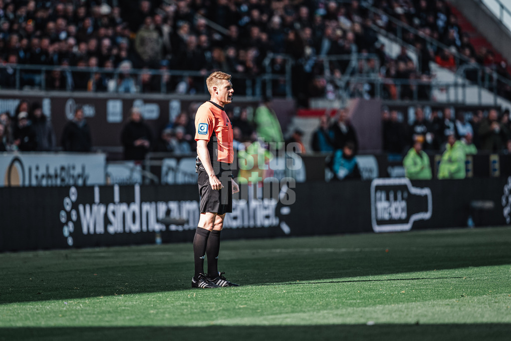 Fußball | Männer | Saison 2024/2025  | Fußball-Bundesliga | 28. Spieltag | FC St. Pauli vs. Borussia Mönchengladbach | 06.04.2025 | Schiedsrichter Christian Dingert gibt die Entscheidung des VAR Videobeweis bekannt per Lautsprecher im Stadion Ansage