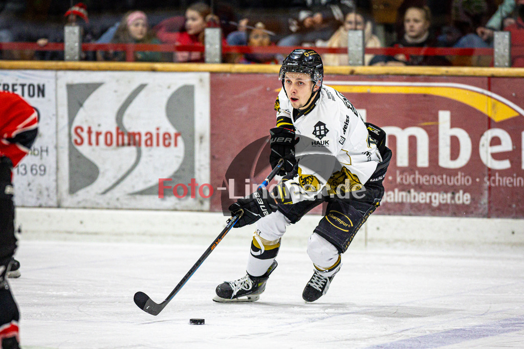 TSV Peißenberg MINERS gegen EHC Königsbrunn PINGUINE | Eishockey Bayernliga Herren Playoffs Viertelfinale 2024/25 - Spiel 6 von 7, TSV Peißenberg MINERS gegen EHC Königsbrunn PINGUINE, 20250221,Anton EGLE (EHC 77) in Aktion, Freisteller,2025-02-21 in Peißenberg (Eisstadion Peißenberg)Anton EGLE (EHC 77)Copyright: WolfgangxLindner foto-lindner.de