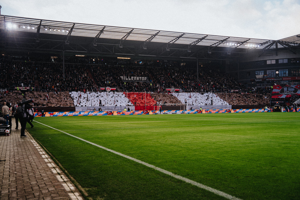 HEV05938 | Der offizielle Shop für FC St. Pauli Fotos. Wähle aus Spielszenen & Fanmomenten dein FCSP Wunschformat. Wir liefern Millerntor-Atmosphäre.