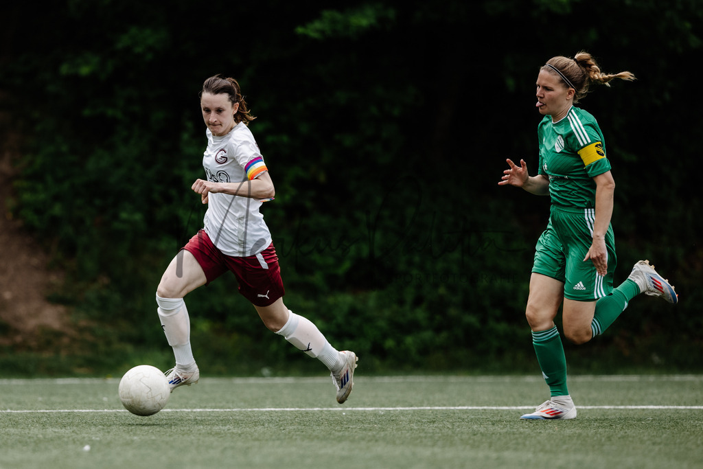 Frauen Bezirksliga, 24. Spieltag, Saison 2024/2025: 1. FC Gievenbeck - SV Teuto Riesenbeck | Frauen Bezirksliga, 24. Spieltag, Saison 2024/2025, 1. FC Gievenbeck empfängt SV Teuto Riesenbeck im Sportpark Gievenbeck in Münster. Foto: sportfotografie.ms | Markus Paletta - Realisiert mit Pictrs.com