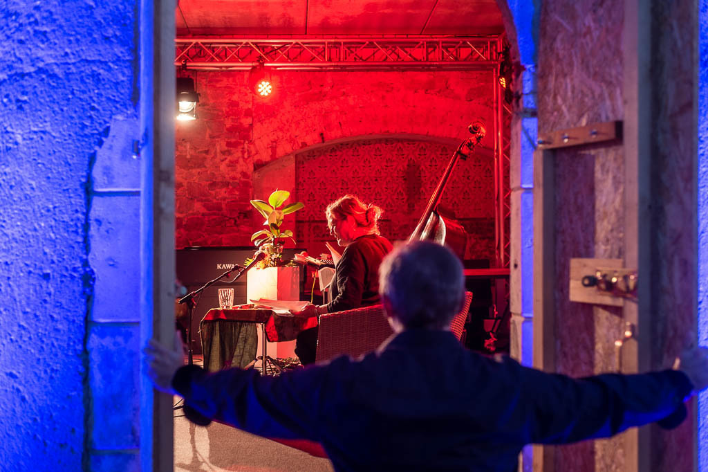 Flower Tales | Suzanne von Borsody und Kurt Holzkämper mit Lesung Flower Tales im Forte Belvedere Leisnig zum Festival Hallo Leisnig 2022. - Realisiert mit Pictrs.com