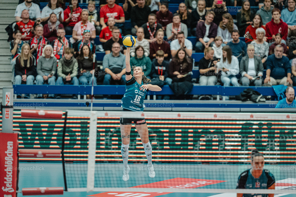 Dresdner SC - Binder Blaubären TSV Flacht, DEKRA 1. Bundesliga Frauen, Volleyball | Im Bild: Angriff Sarah Straube (18, Dresdner SC)24.10.2026, Dresdner SC -  Binder Blaubären TSV Flacht, DEKRA 1. Bundesliga Frauen, Volleyball, Deutschland, Dresden, Cyberport Arena