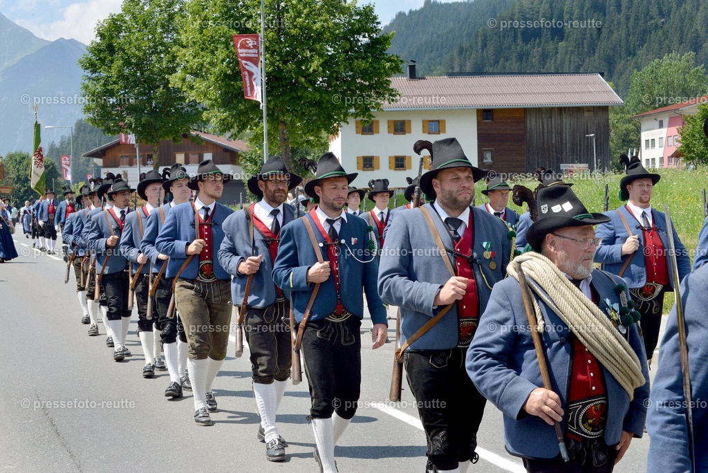 STEEG-news-2022-Juli24-Bezirksschuetzenfest-Elbigenalp-D8-WTV_3758 | Info aus dem Bezirk Reutte/Ausserfern Tirol sowie eine umfangreiche Bilddatenbank über die gesamte Region: Lechtal, Talkessel Reutte, Tannheimertal, Zwischentoren. Lech, Plansee, Zugspitze, Grenztunnel, B179, Fernpassstraße, Verkehr, Lawinen, Tradition, - Realisiert mit Pictrs.com