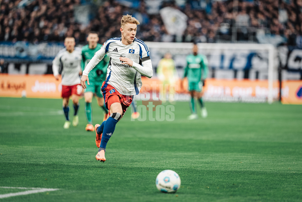 Fußball | Männer | Saison 2024/2025 | 2. Fußball-Bundesliga | 17. Spieltag | Hamburger SV vs. SpVgg Greuther Fürth | 21.12.2024 | Adam Karabec (#17, HSV) am Ball
