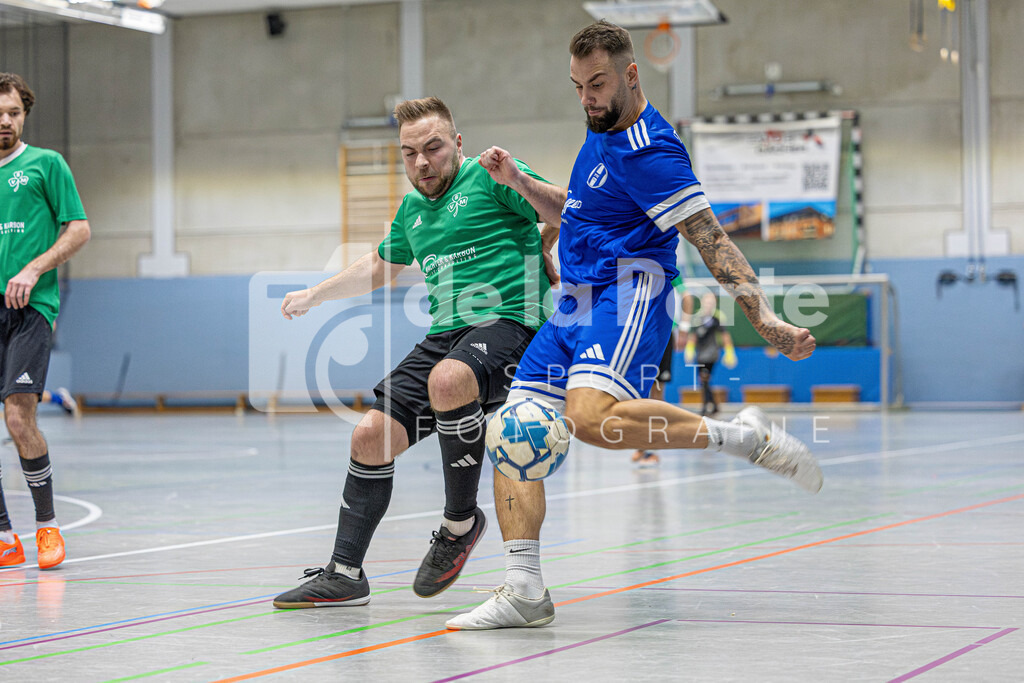 Eike-Sören Mittendorf (Himbergen) setzt sich gegen Molzens Mirco Lohrber durch_ schließt wuchtig ab. | immodelaporte-sportfotos - Realisiert mit Pictrs.com