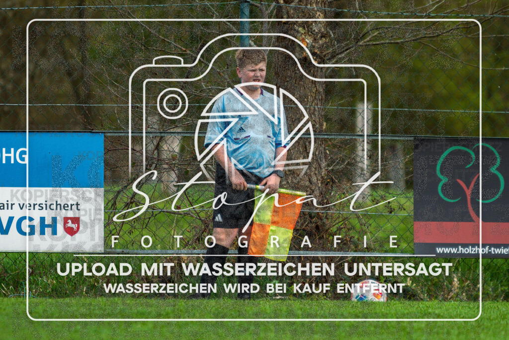 FGFSSCT-1032 | Thees Karlsson Eggert (Schiedsrichterassistent) beim Herren Kreisliga HK Spiel zwischen FG Fulde-Stellichte und SC Tewel im Lehrdestadion, Stellichte (Simon Paul Stopat) - Realisiert mit Pictrs.com