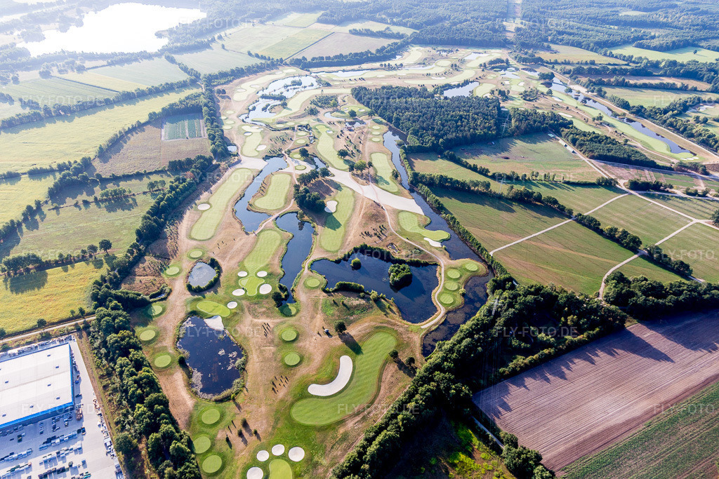 Luftbild: Gelände des Golfplatz Green Eagle Golf Courses (Luhe) im Ortsteil Luhdorf in Winsen im Bundesland Niedersachsen in Deutschland. Foto: IMG_110330.jpg vom 18.08.2018 durch Werner Riehm/FLY-FOTO.de