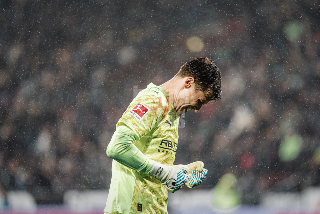 Fußball | Männer | Saison 2025/2026  | Fußball-Bundesliga | 09. Spieltag | FC St. Pauli vs. Borussia Mönchengladbach | 01.11.2025 | Moritz Nicolas (#33, Borussia Mönchengladbach) jubelt nach dem Abpfiff über den Sieg