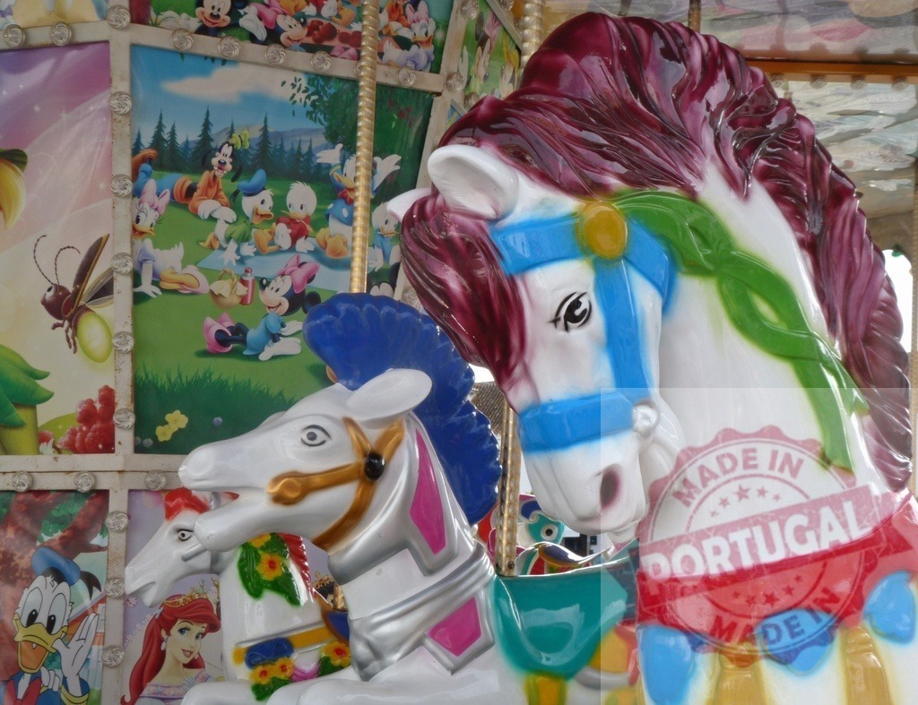 Colorful carousel horses inviting fun at amusement park | Vibrant carousel horses rotating on an amusement park ride with cartoon characters in background - Realisiert mit Pictrs.com