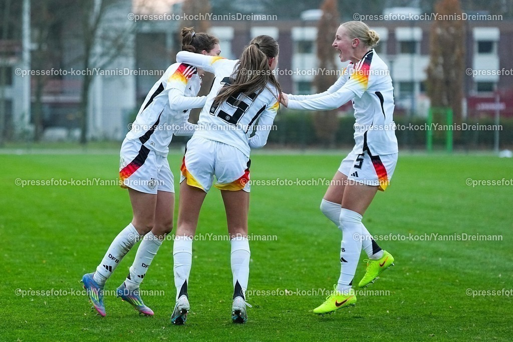 xYDRx26112501033 | 26.11.2025, xydrx, Fußball, Länderspiel, EM-Qualifikation U19-Frauen, Belgien - Deutschland, Sportschule Wedau: Torjubel nach dem Tor zum 1:1 für Deutschland durch Torschütze Lotta Wrede (GER #8) zusammen mit Maj Schneider (GER #15) und Luzie Zaehringer (GER #5)