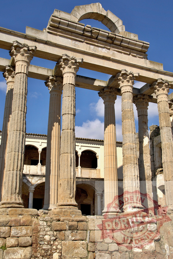 Temple of Diana, Roman ruins, Merida, Spain. Extremdura - Spain | Ancient Roman Corinthian columns standing in the historic Merida city against a blue sky - Realisiert mit Pictrs.com