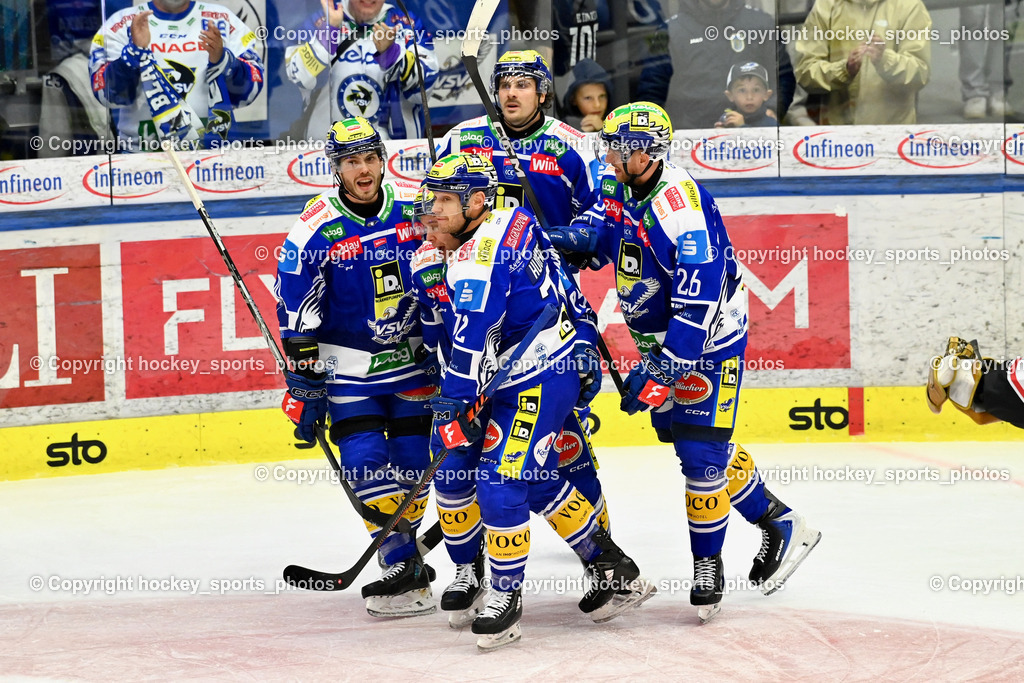 EC IDM Wärmepumpen VSV vs. Pioneers Vorarlberg | Jubel EC VSV Mannschaft, #72 John Hughes EC VSV, #26 Guus van Nes EC VSV, EC IDM Wärmepumpen VSV vs. Pioneers Vorarlberg, EC IDM Wärmepumpen VSV vs. Pioneers Vorarlberg am 03.10.2025 in Villach (Stadthalle Villach), Austria, (Photo by Bernd Stefan)