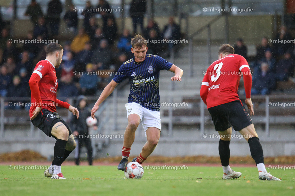 Fußball I Herren I Saison 2025/2026 I Regionalliga Nord I 17. Spieltag I 1. FC Phönix Lübeck - FSV Schöningen | Michel Dammeier (6, 1. FC Phönix Lübeck) im Zweikampf gegen zwei Spieler - Realisiert mit Pictrs.com